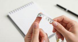 Hướng dẫn cách đo size móng tay chính xác bằng thước dây mềm mại, đảm bảo độ vừa vặn hoàn hảo.