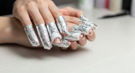 Quy trình tháo móng gel bằng acetone và giấy bạc, ngón tay được quấn kín.