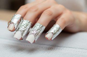 Hướng dẫn ủ móng tay bằng bông thấm acetone và giấy bạc để loại bỏ sơn gel tại nhà.