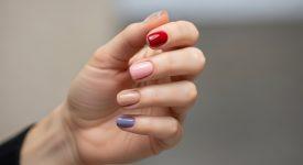 Bàn tay với móng tay ngắn sơn màu thạch, pastel và nude theo xu hướng 2025