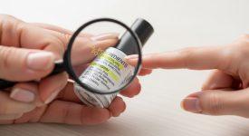 Người tiêu dùng đọc nhãn thành phần sơn gel để tránh hóa chất độc hại