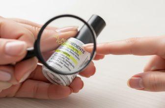 Người tiêu dùng đọc nhãn thành phần sơn gel để tránh hóa chất độc hại