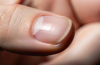 Hình ảnh cận cảnh móng tay khỏe mạnh, cho thấy tốc độ mọc móng tay trung bình.