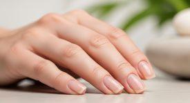 Hình ảnh cận cảnh đôi bàn tay với móng tay khỏe đẹp, được chăm sóc kỹ lưỡng, tượng trưng cho thành công khi bỏ tật cắn móng tay.